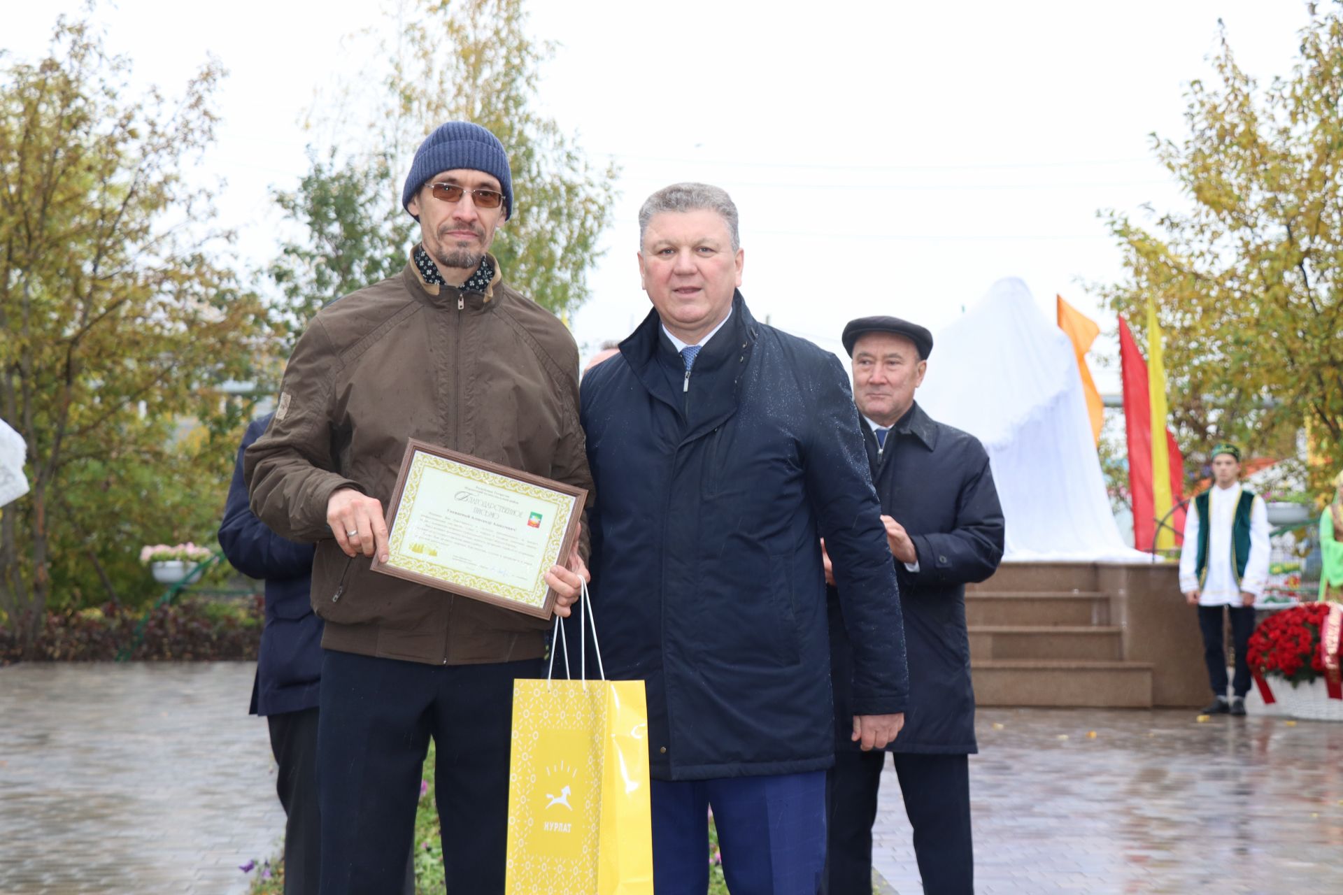 В Нурлате открылся первый в Татарстане памятник основателю татарского театра Габдулле Кариеву