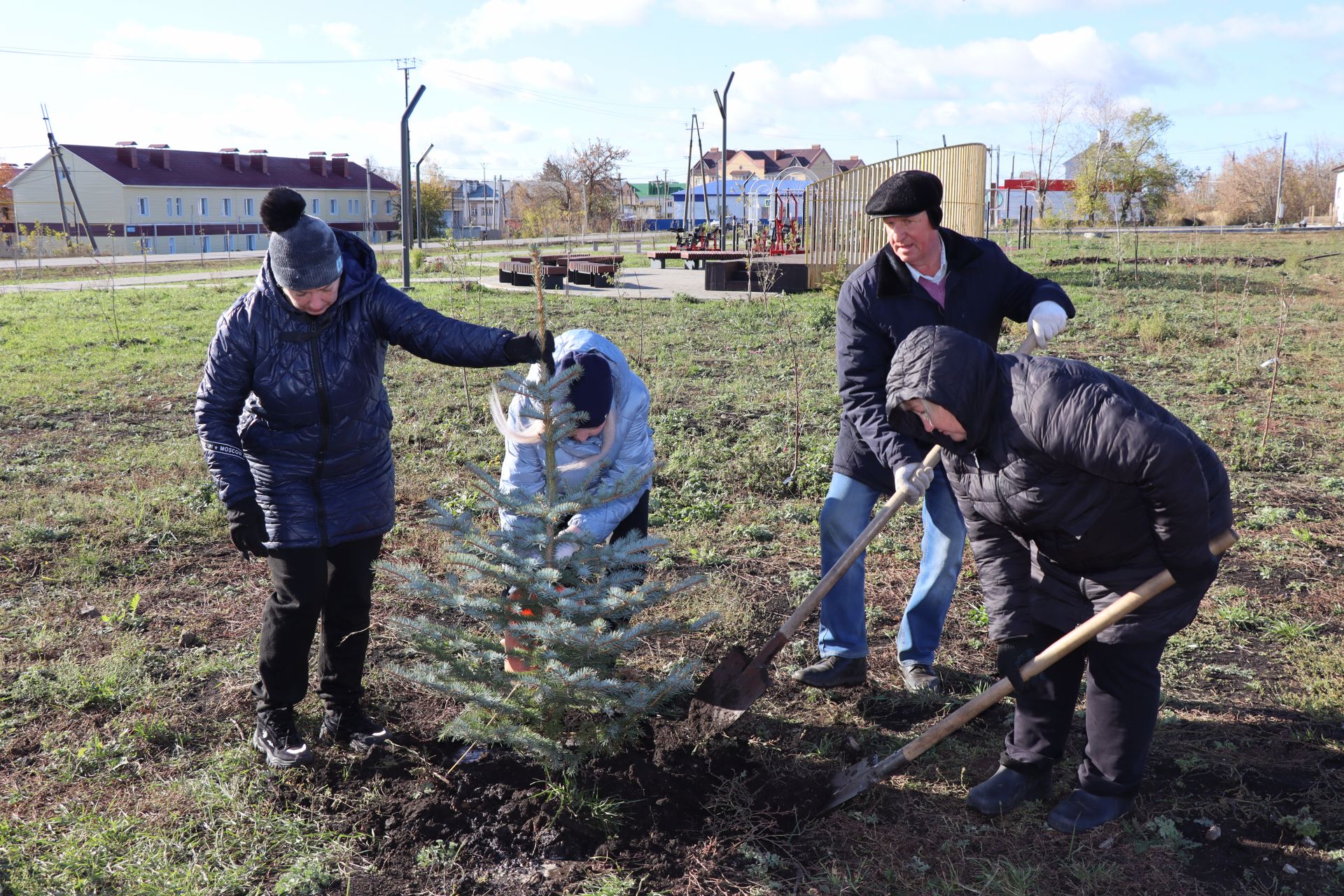 В городе Нурлат прошел День посадки деревьев