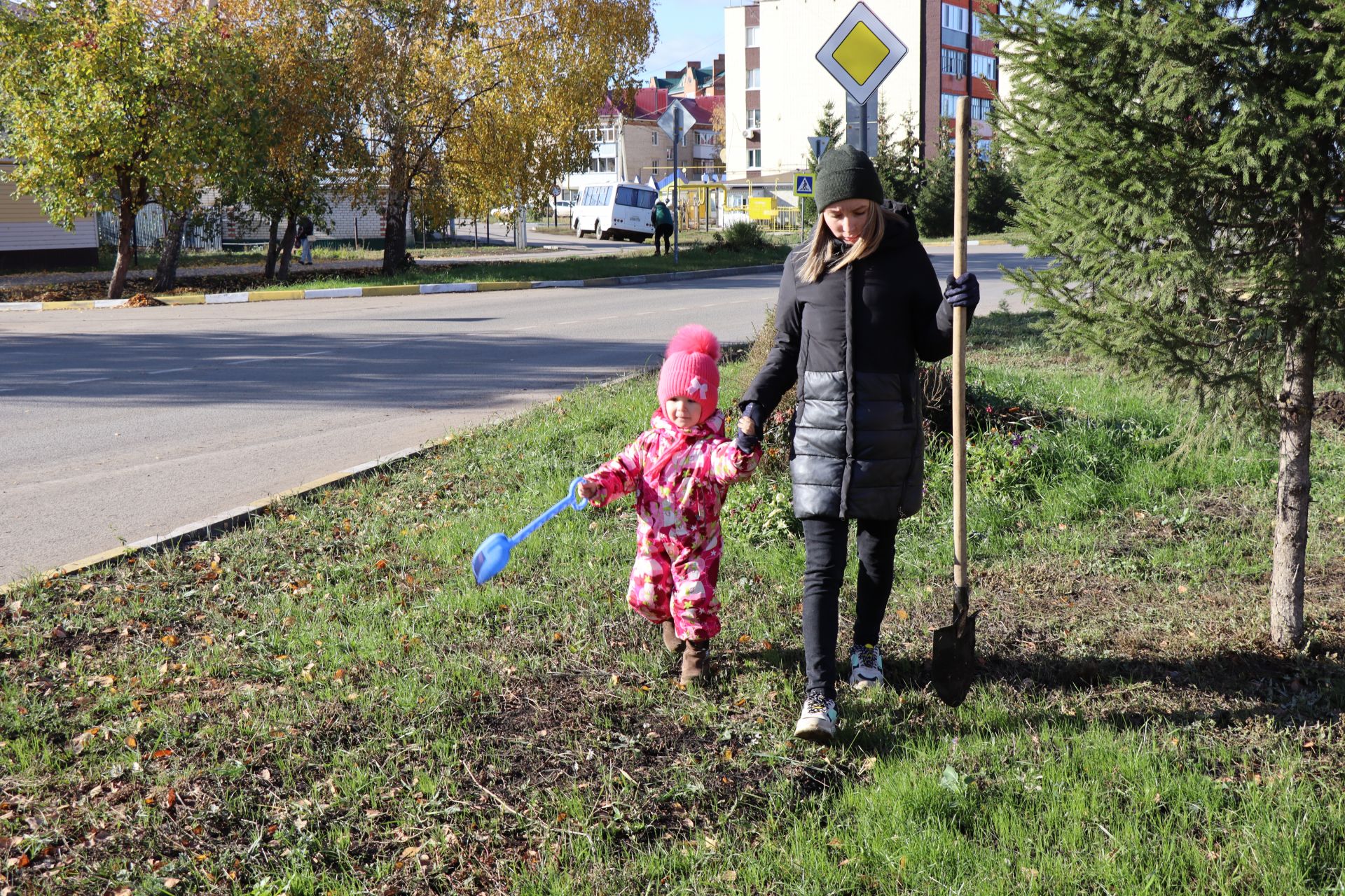 В городе Нурлат прошел День посадки деревьев