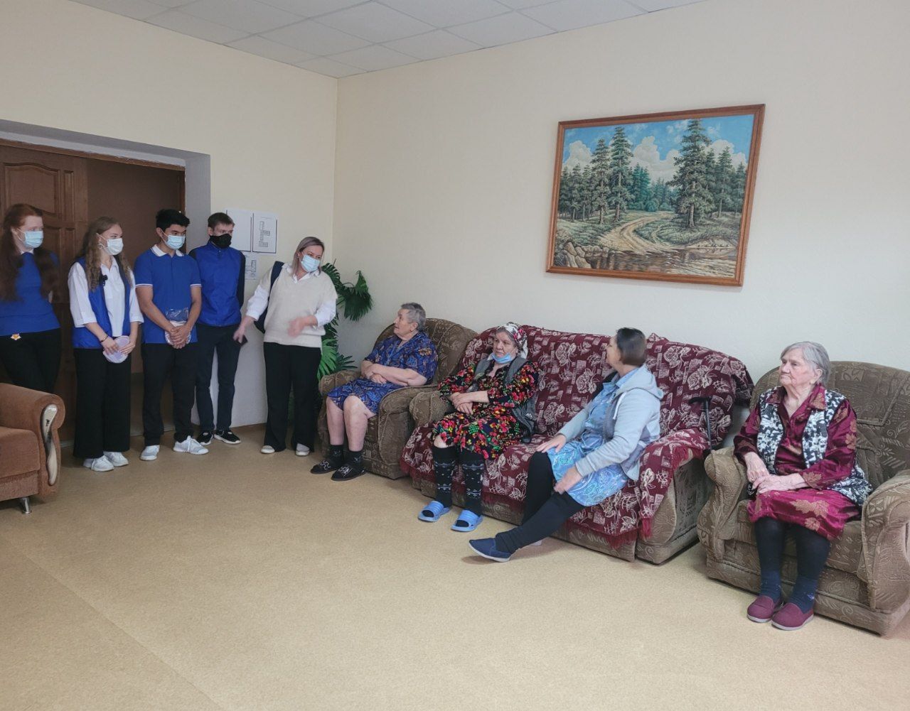 Нурлатские волонтеры посетили проживающих дом-интерната для престарелых и инвалидов
