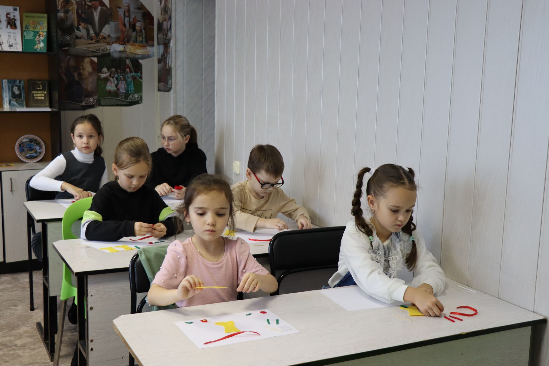 Нурлатские школьники знакомятся с обычаями разных народов в «ЭТНОмастерской»