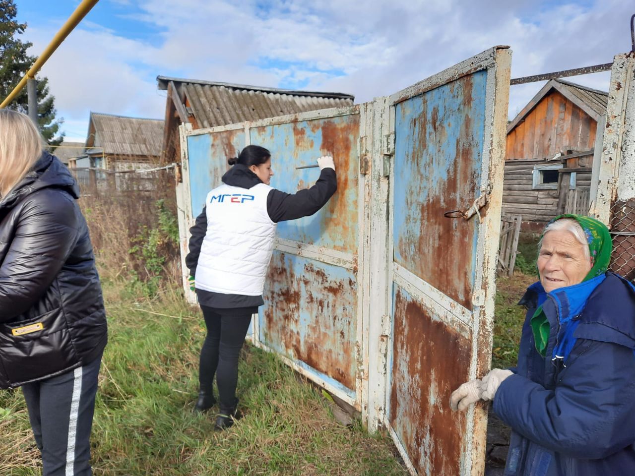Активисты «Единой России» помогли одинокой пенсионерке благоустроить придомовую территорию