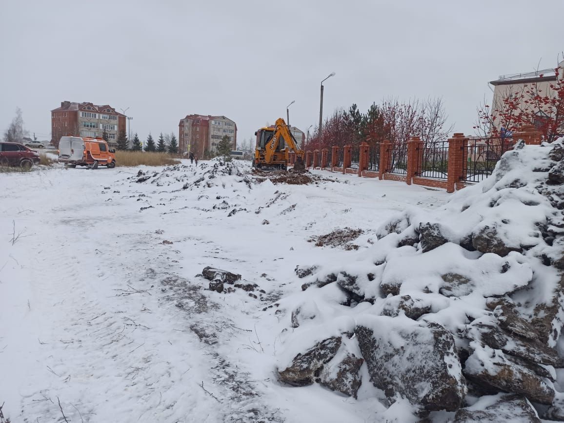 В Нурлате около гимназии ведется строительство тротуара