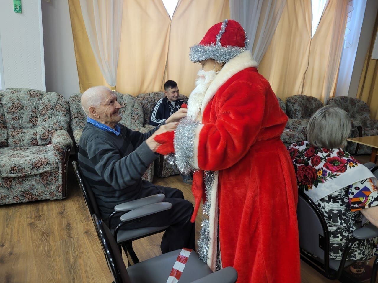 В Нурлатском дом-интернате прошло мероприятие ко дню рождения Деда Мороза