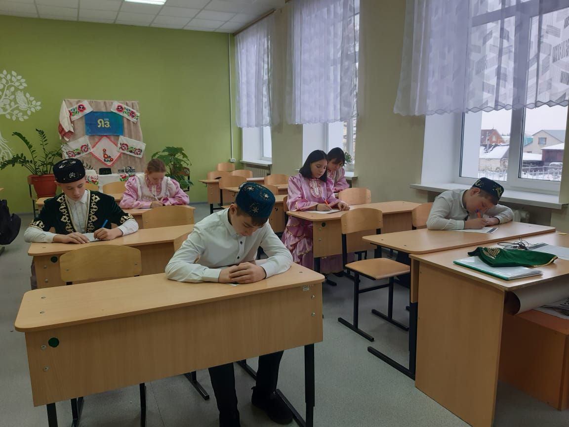 В школе №8 города Нурлат «Татарча диктант» учащиеся и педагоги писали в национальных костюмах