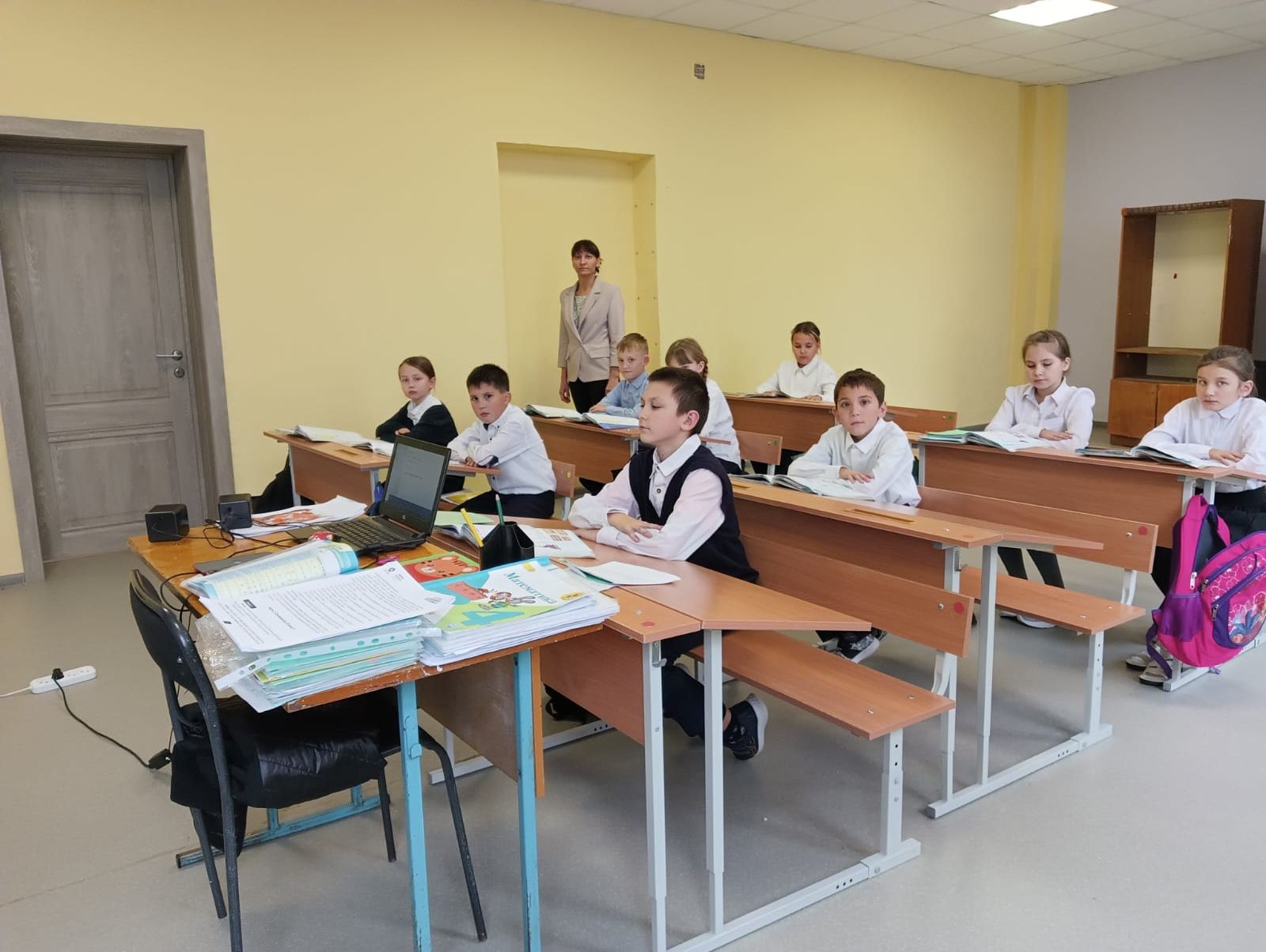 Выпускники Биляр-Озерской школы разных лет подарили нынешним ее ученикам новые парты и стулья