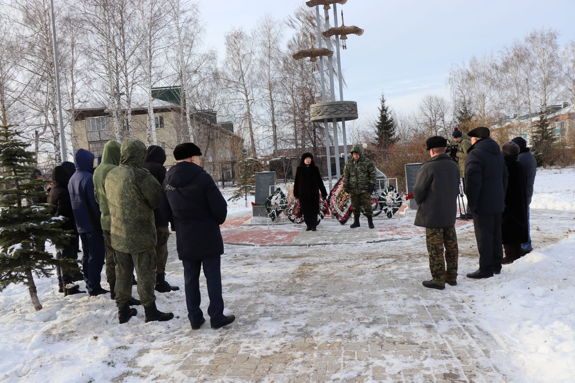 Нурлатцы возложили цветы к памятнику воинам-интернационалистам