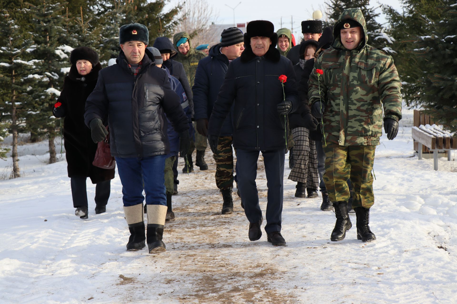 Нурлатцы возложили цветы к памятнику воинам-интернационалистам