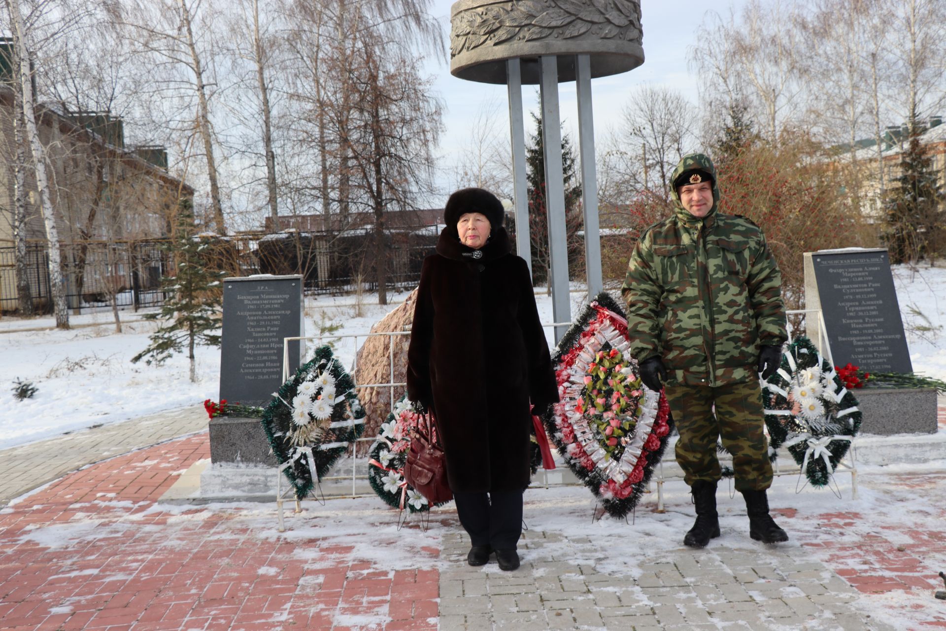 Нурлатцы возложили цветы к памятнику воинам-интернационалистам