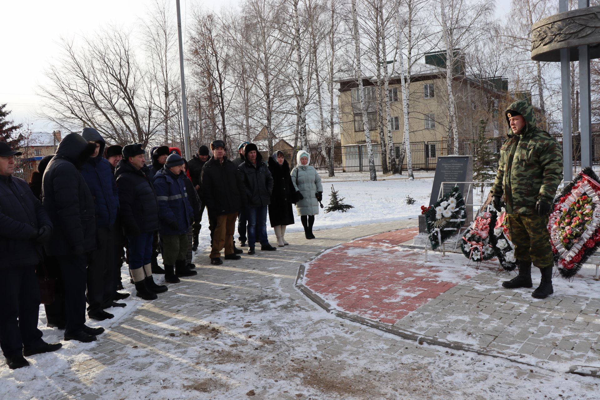 Нурлатцы возложили цветы к памятнику воинам-интернационалистам