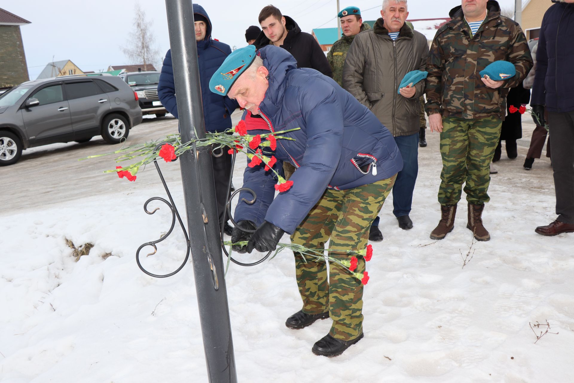 В Нурлате торжественно открыли мемориальный указатель в честь воина-интернационалиста