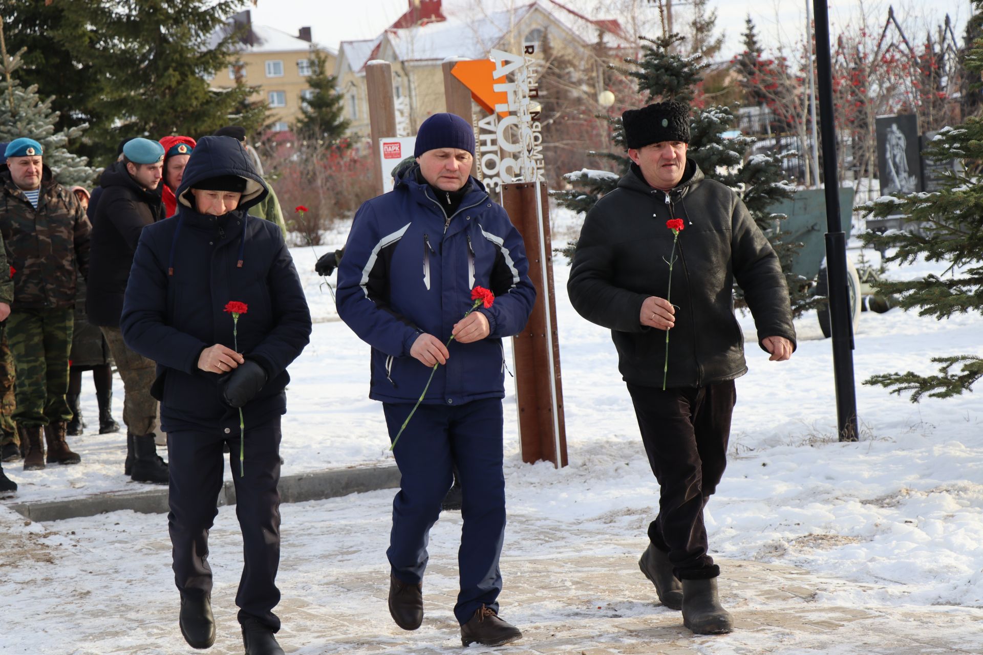 Нурлатцы возложили цветы к памятнику воинам-интернационалистам