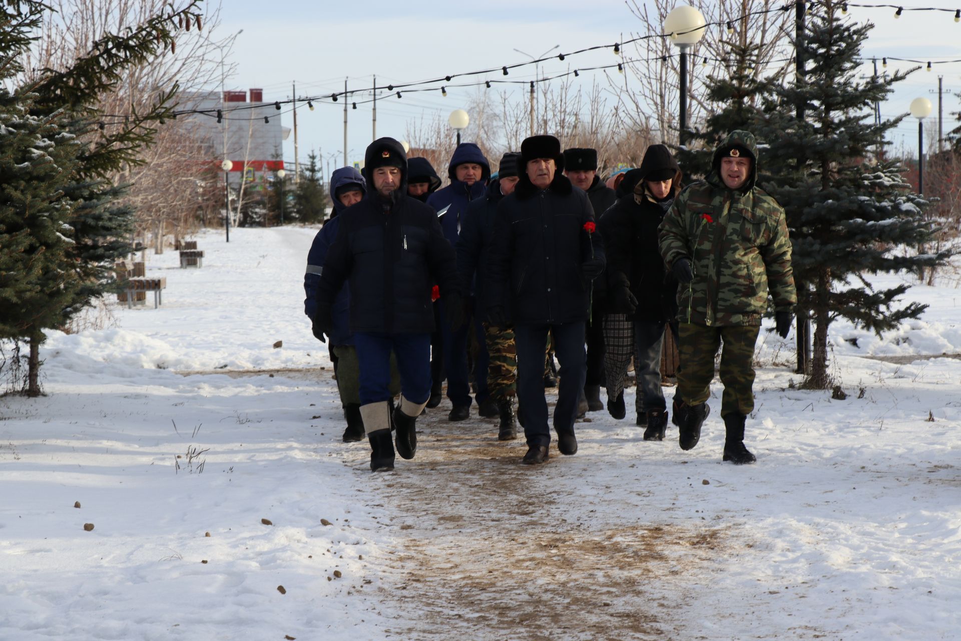 Нурлатцы возложили цветы к памятнику воинам-интернационалистам