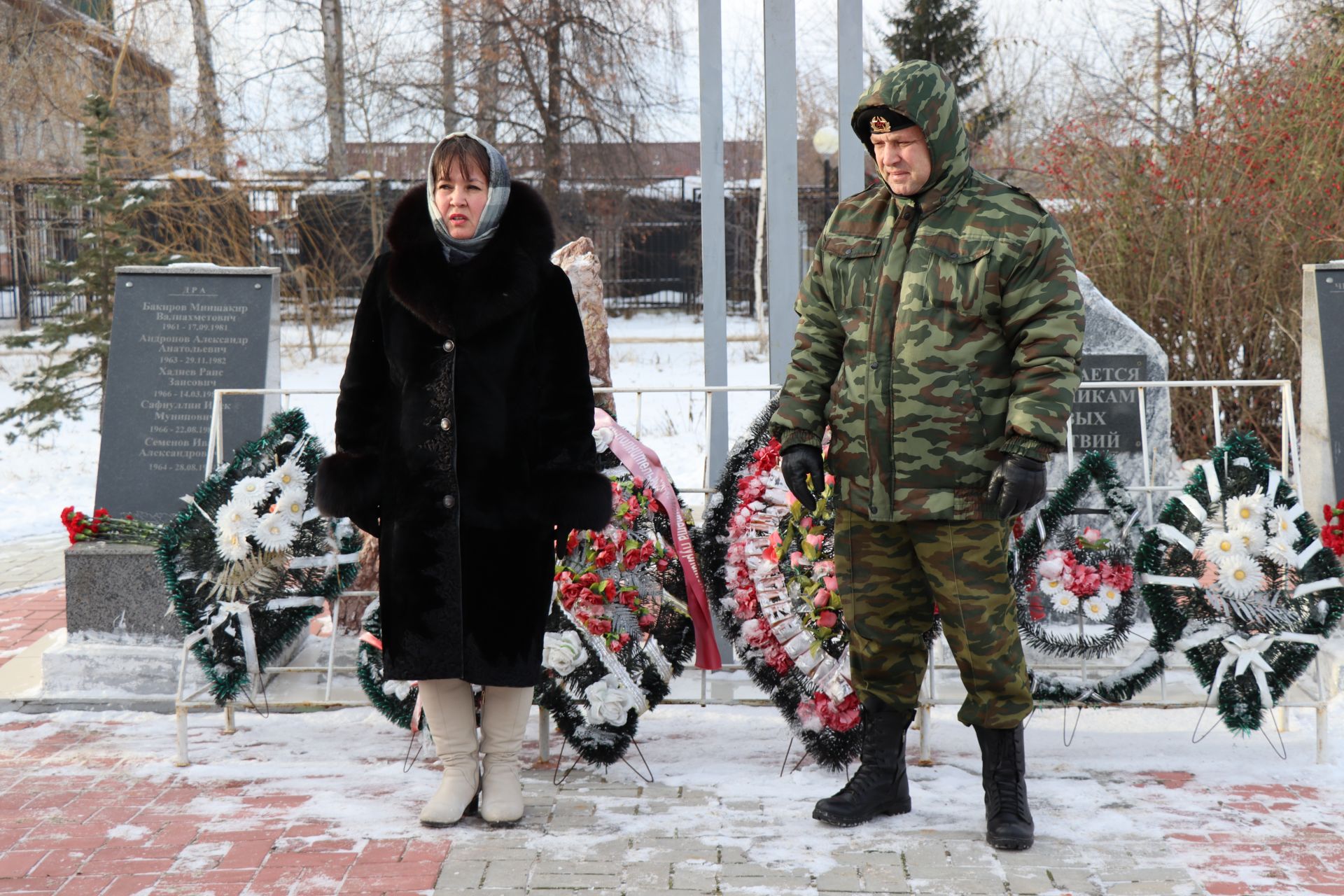 Нурлатцы возложили цветы к памятнику воинам-интернационалистам