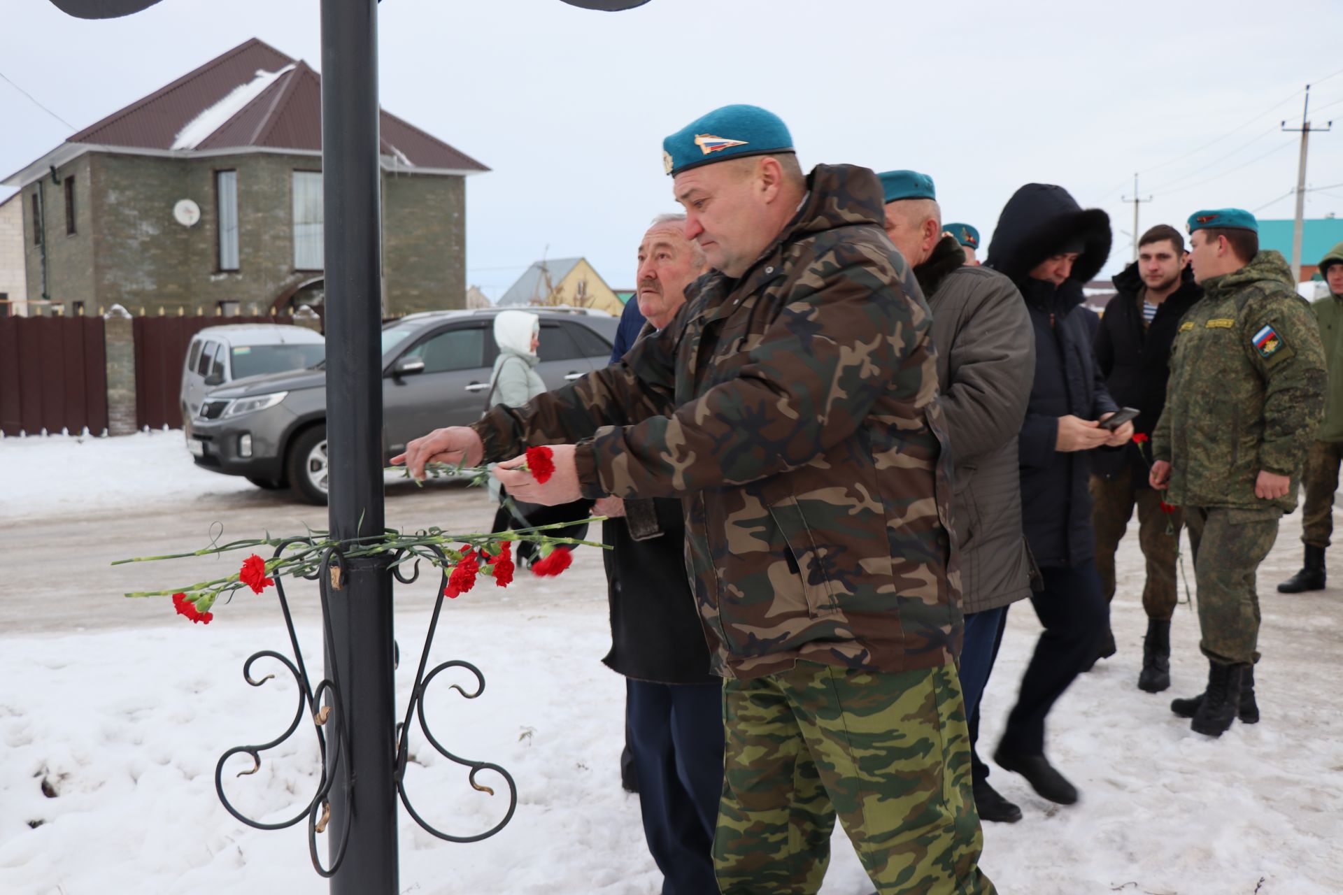 В Нурлате торжественно открыли мемориальный указатель в честь воина-интернационалиста