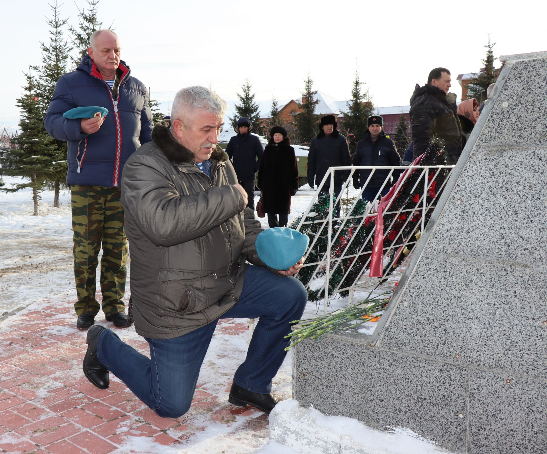 Нурлатцы возложили цветы к памятнику воинам-интернационалистам