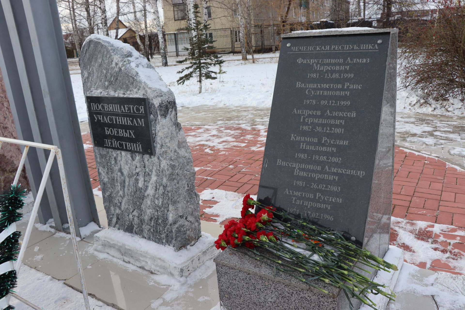 Нурлатцы возложили цветы к памятнику воинам-интернационалистам