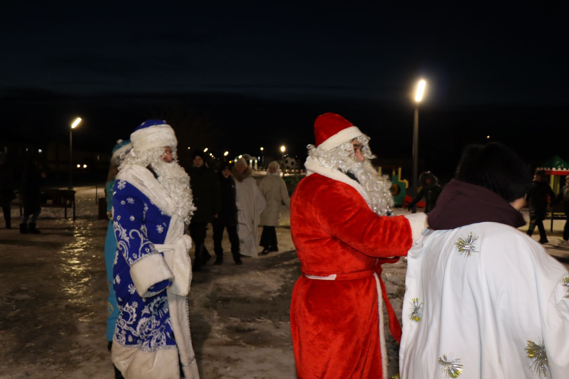 Нурлатцы вместе с Дедом Морозом встали в хоровод