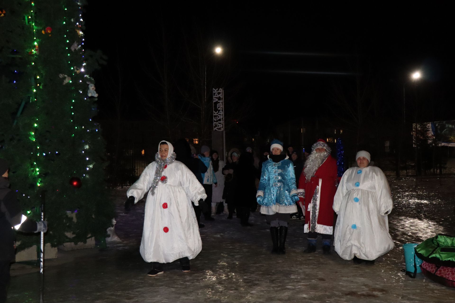 Нурлатцы вместе с Дедом Морозом встали в хоровод