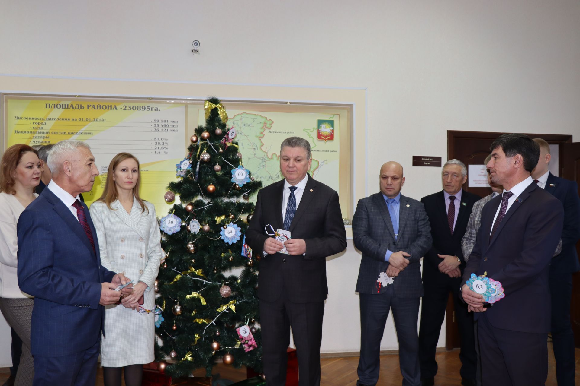 Старт Всероссийской благотворительной акции «Елка желаний» в Нурлате традиционно дал глава района Алмаз Ахметшин