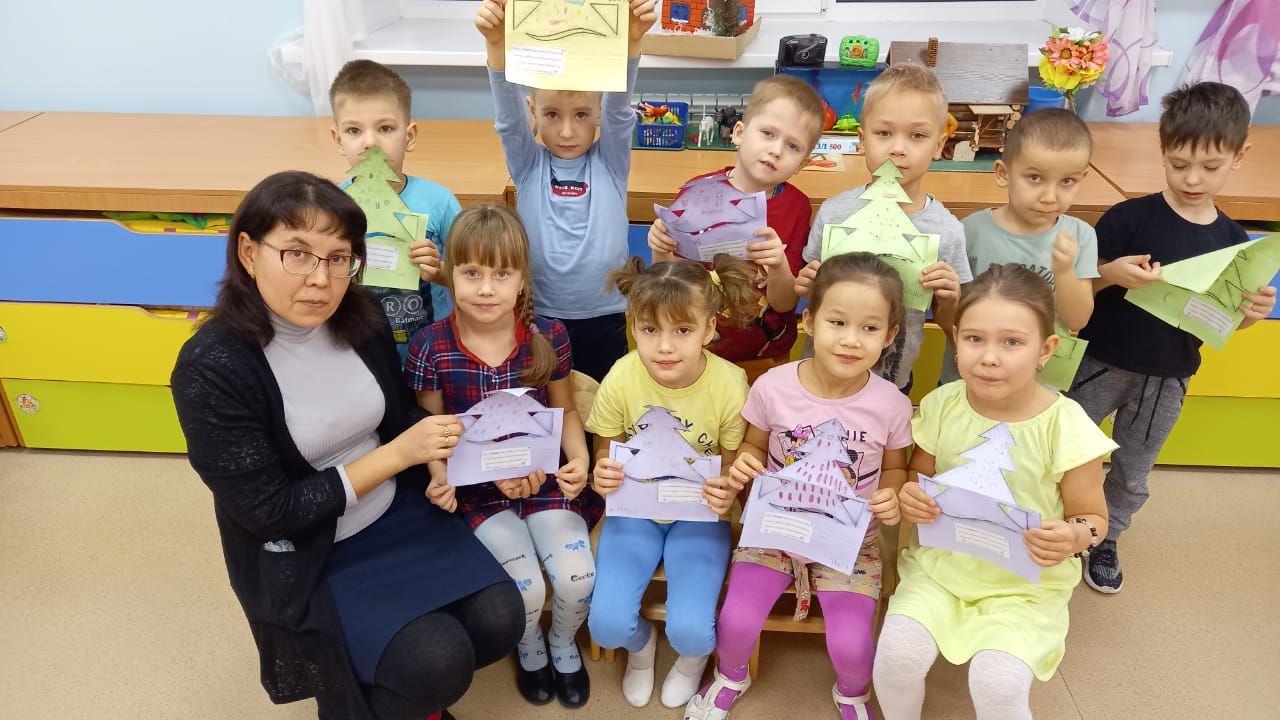 Воспитанники нурлатского детского сада «Росинка» участвуют в акции «Коробка добра»