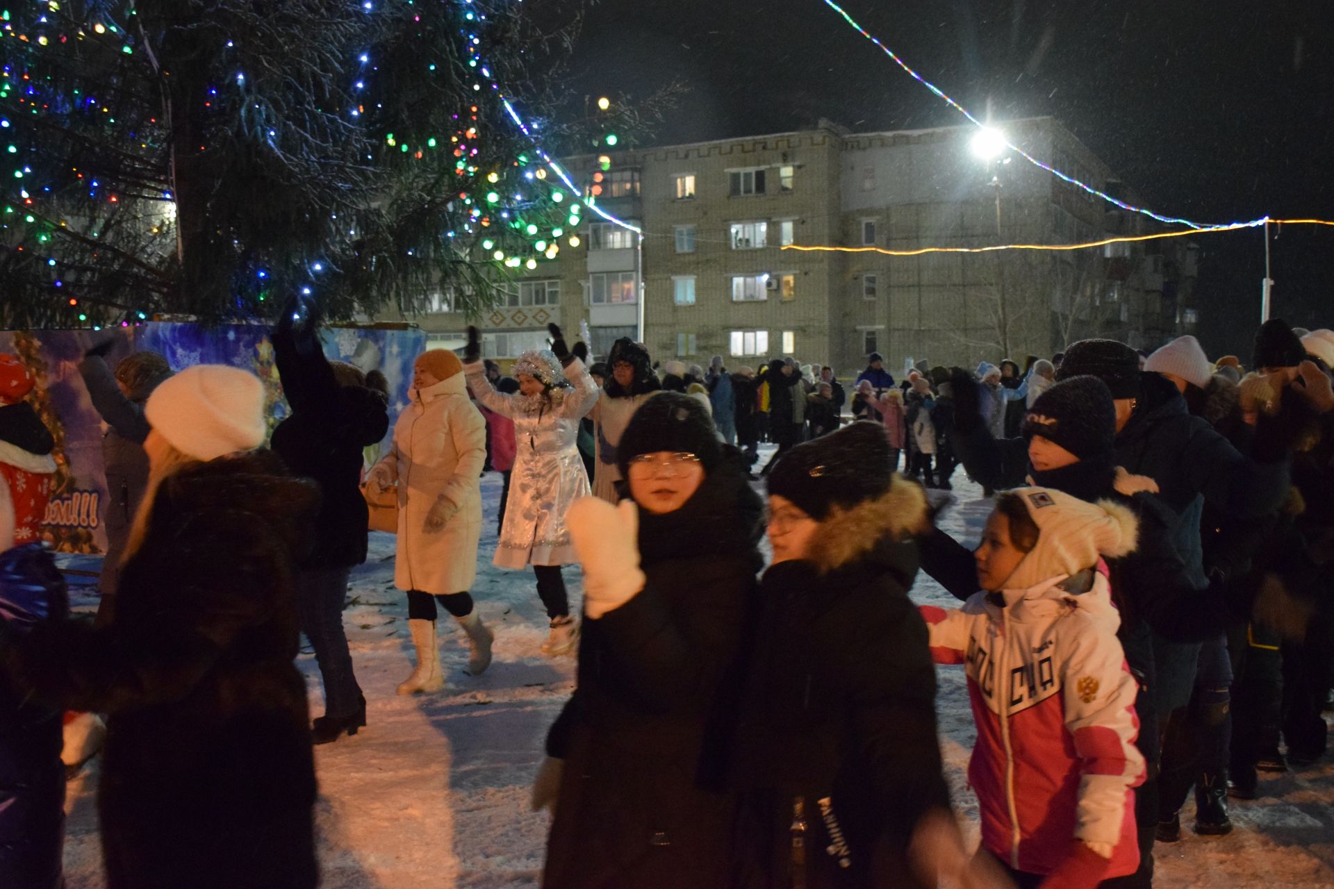 В микрорайоне сахароваров в Нурлате торжественно открыли Новогоднюю елку