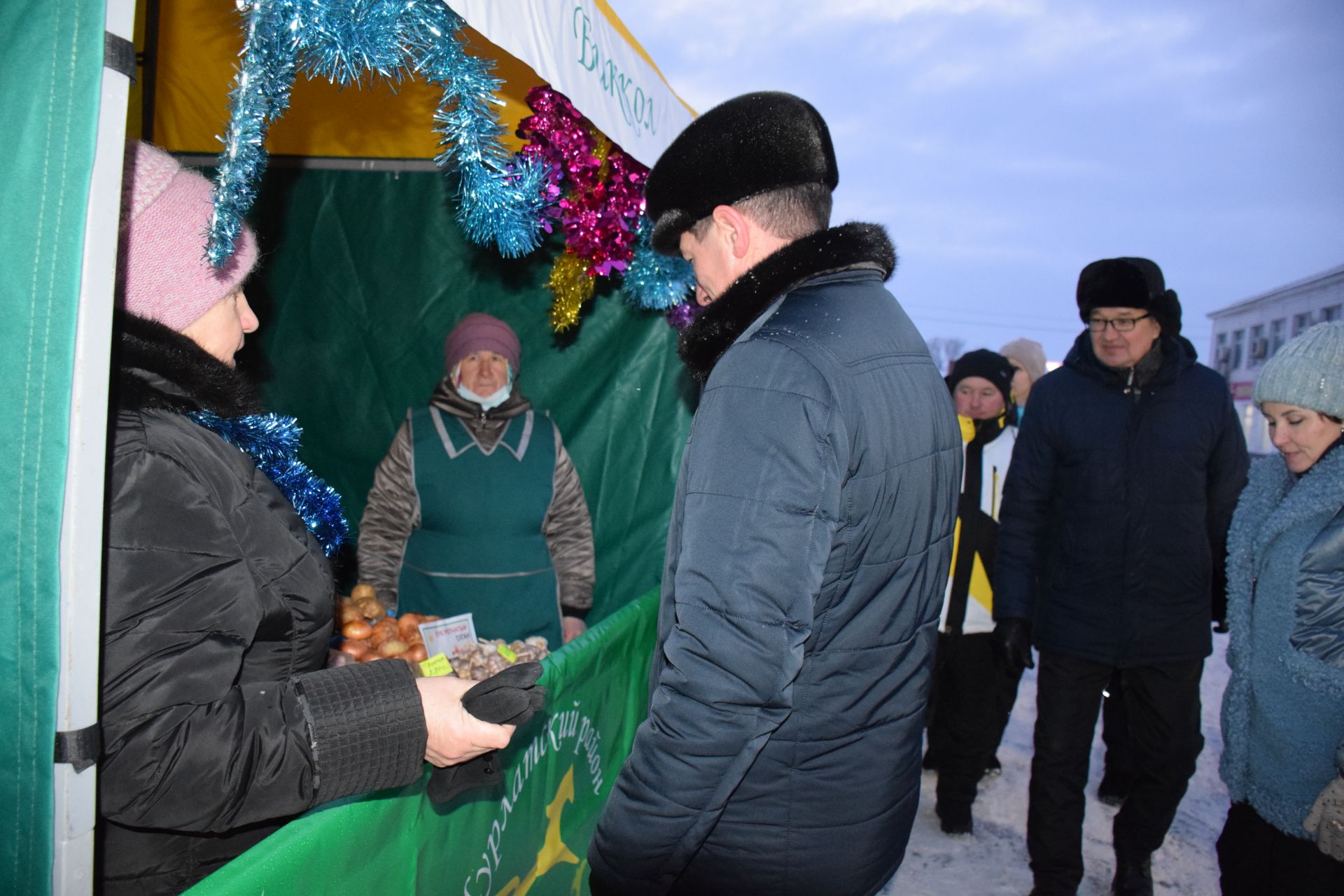 В Нурлате проходит предновогодняя ярмарка