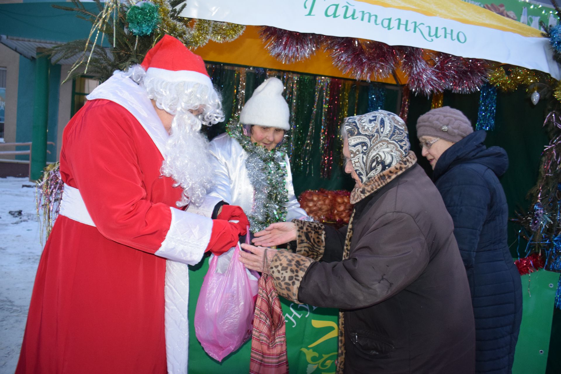 В Нурлате проходит предновогодняя ярмарка