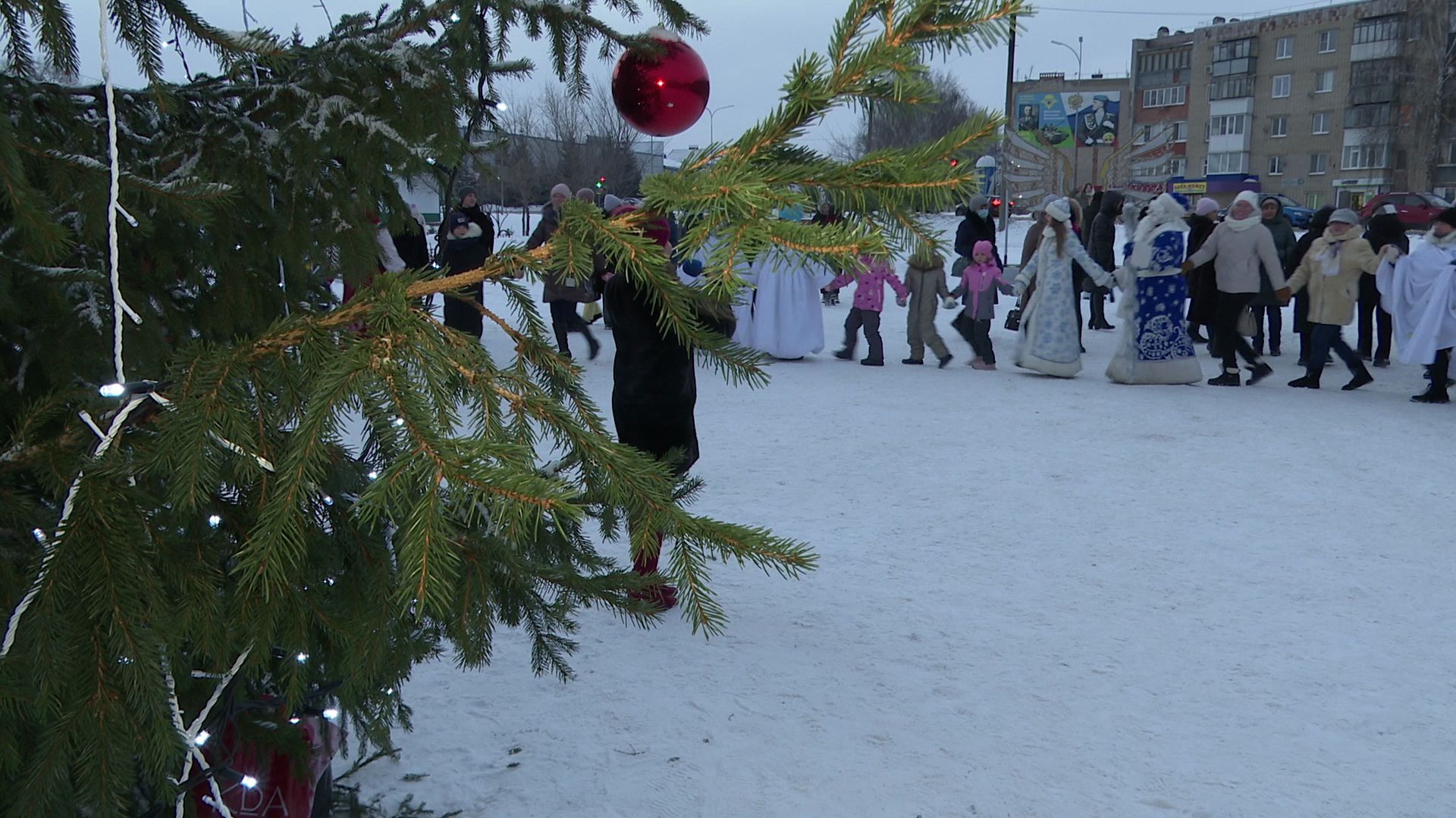 В Нурлате в сквере нефтяников «Игелек» открыли новогоднюю Елку