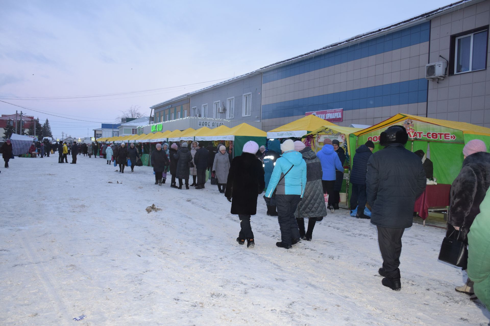 В Нурлате проходит предновогодняя ярмарка