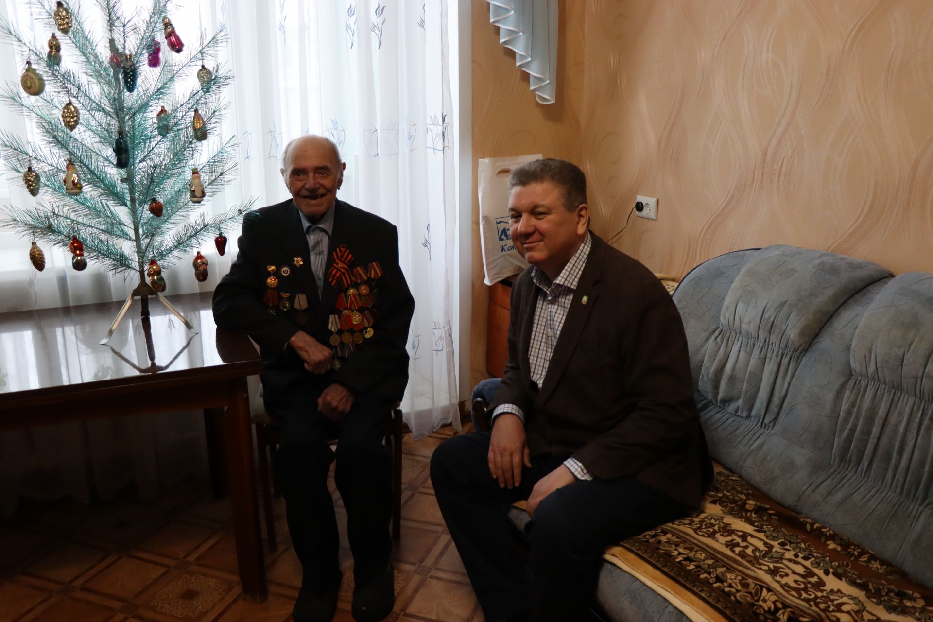 Алмаз Ахметшин поздравил ветерана Великой Отечественной войны с Новым годом