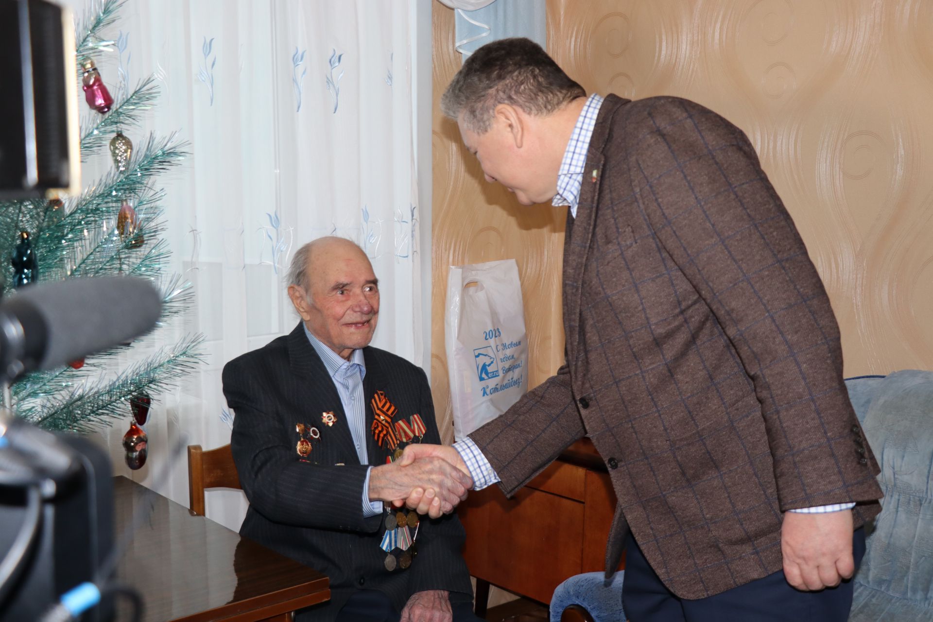 Алмаз Ахметшин поздравил ветерана Великой Отечественной войны с Новым годом
