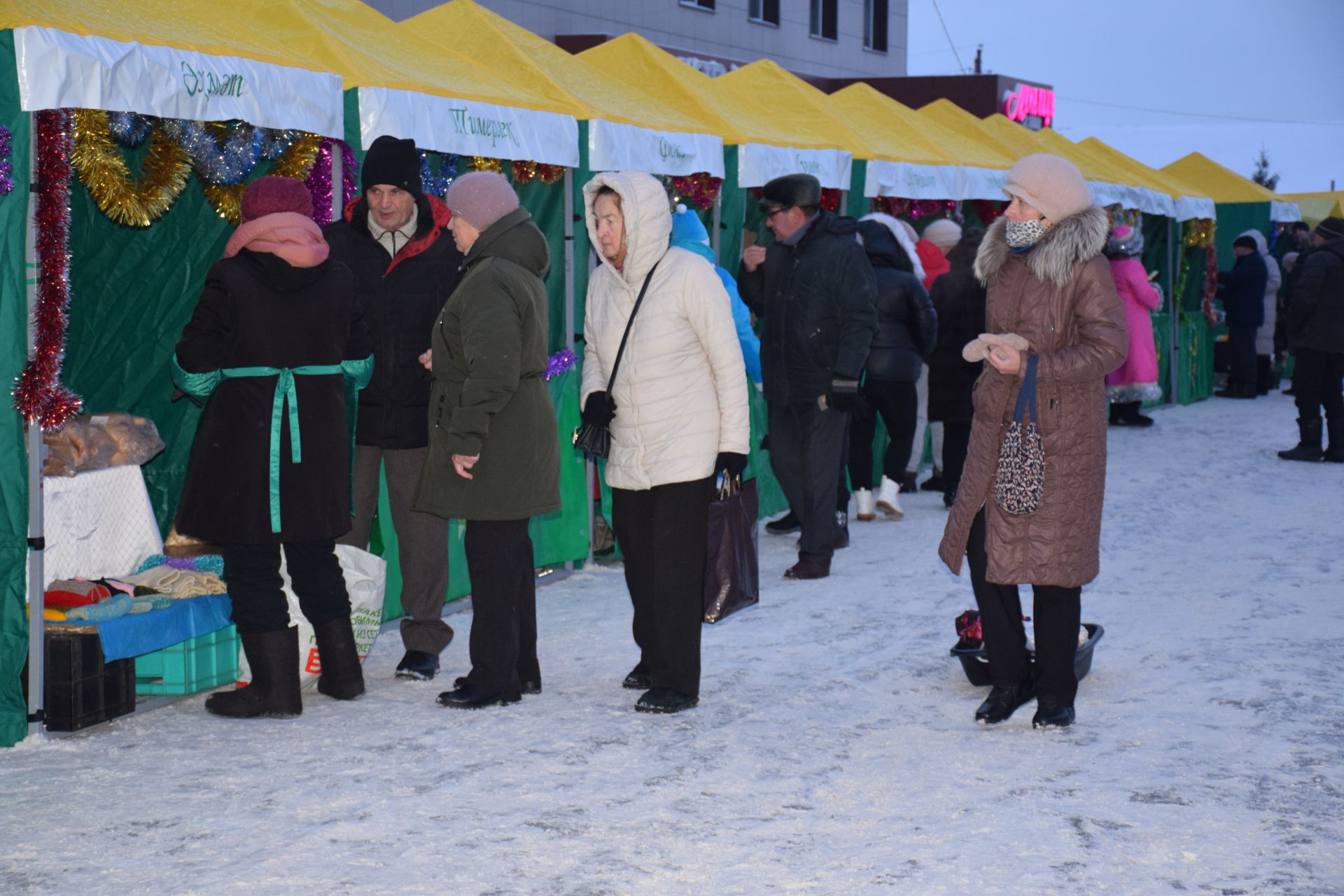 В Нурлате проходит предновогодняя ярмарка