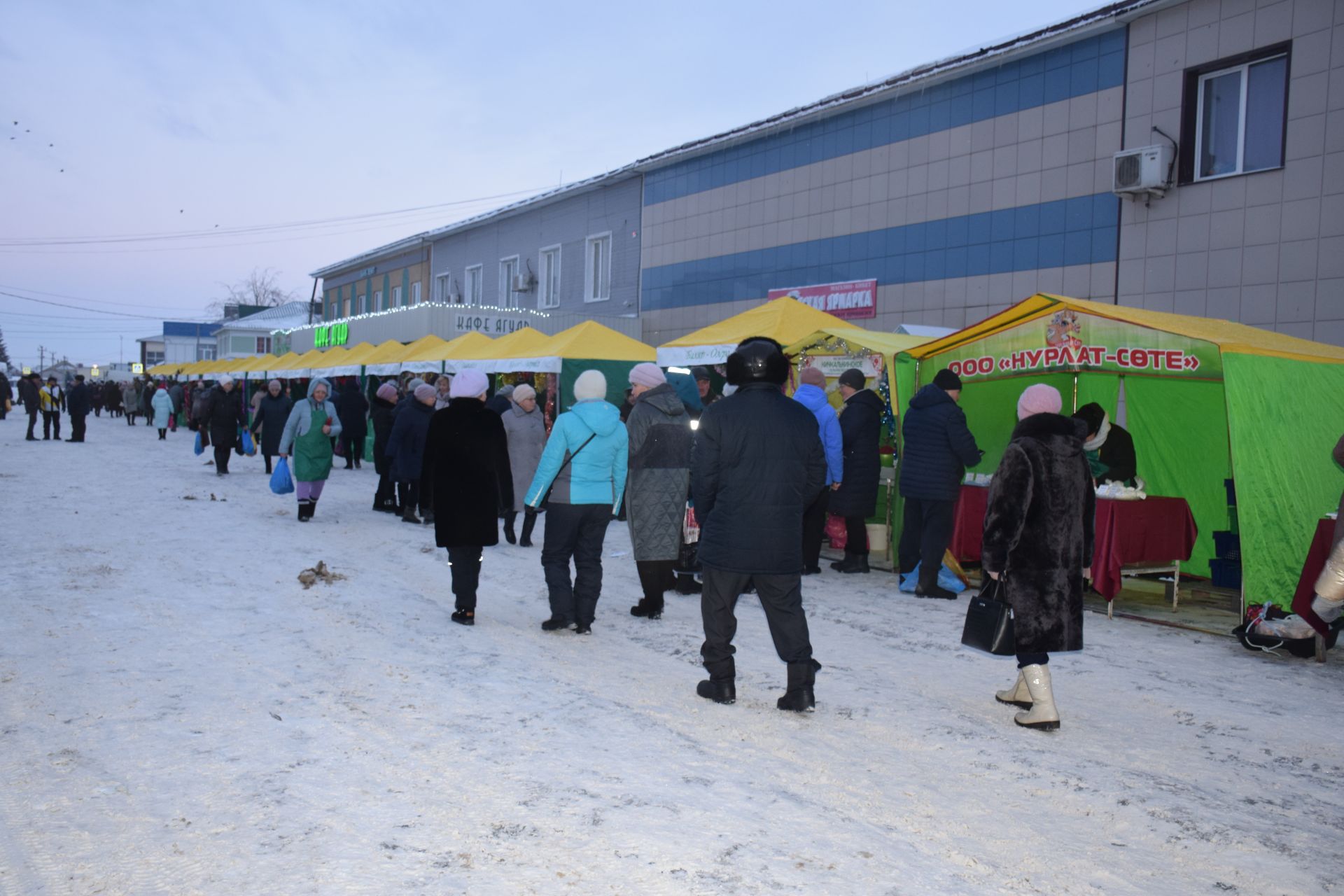 В Нурлате проходит предновогодняя ярмарка