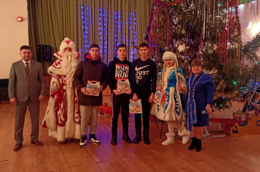 В деревне Бикулово Нурлатского района дети получили подарки от депутата и местных предпринимателей