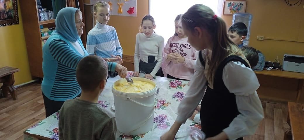 В нурлатском Ильинском храме подготовили мёд к отправке бойцам