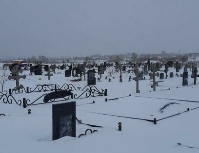 В Челнах к месту захоронения гроб волокли прямо по снегу