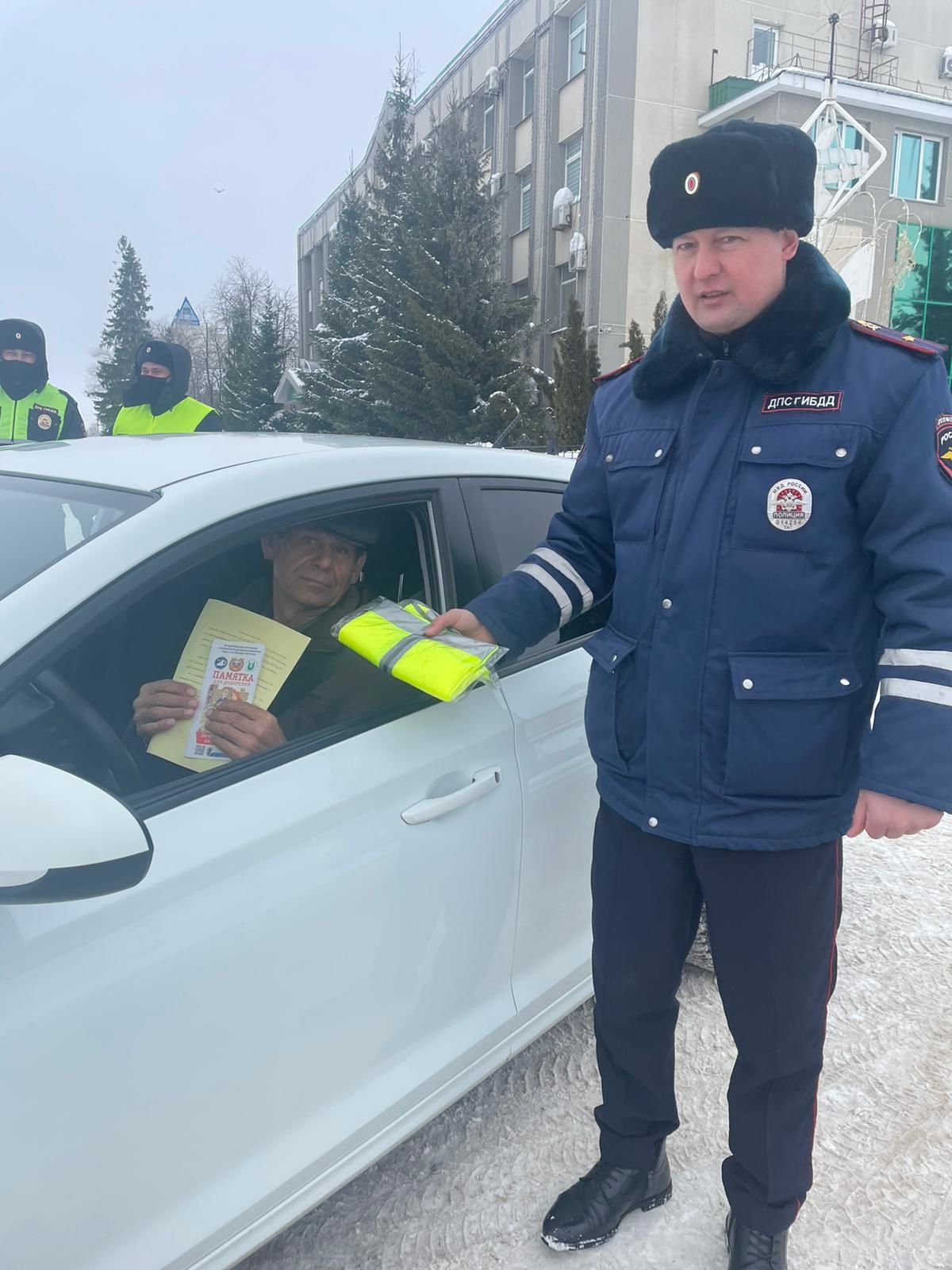 Автоинспекторы Нурлатского района поздравили водителей с Днём защитника Отечества&nbsp;