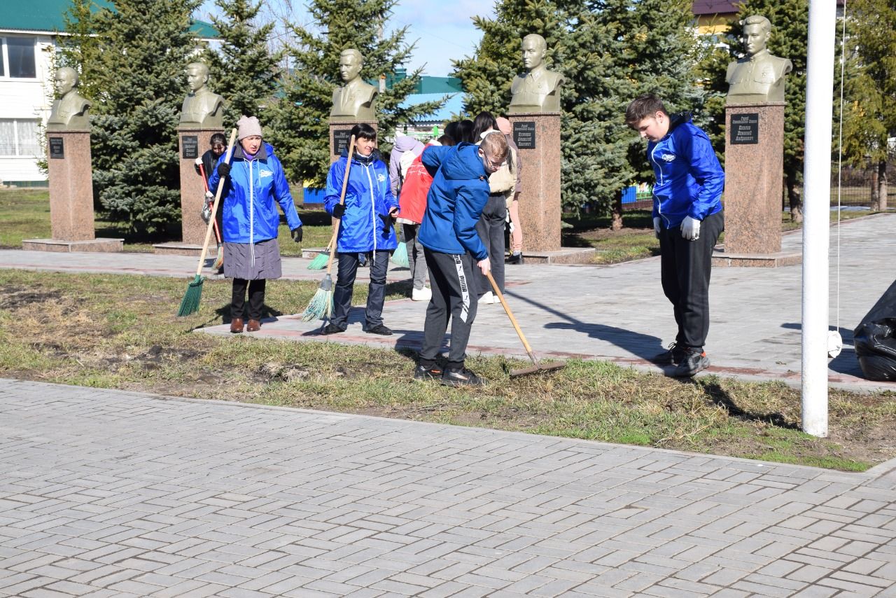 В Нурлате волонтеры Победы провели субботник в мемориальном комплексе «Вечный огонь»