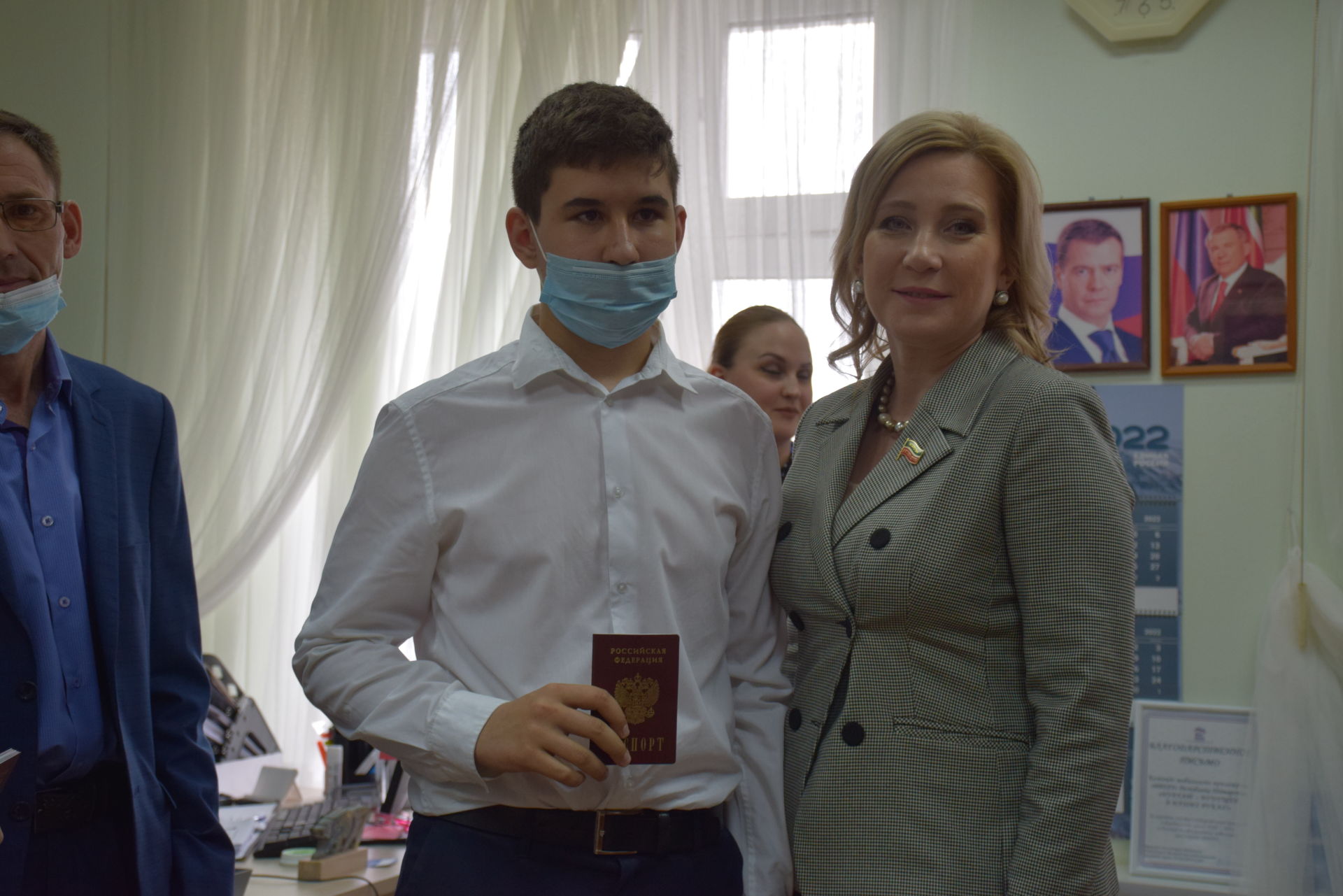 Депутат Госсовета республики Людмила Рыбакова вручила паспорта юным нурлатцам