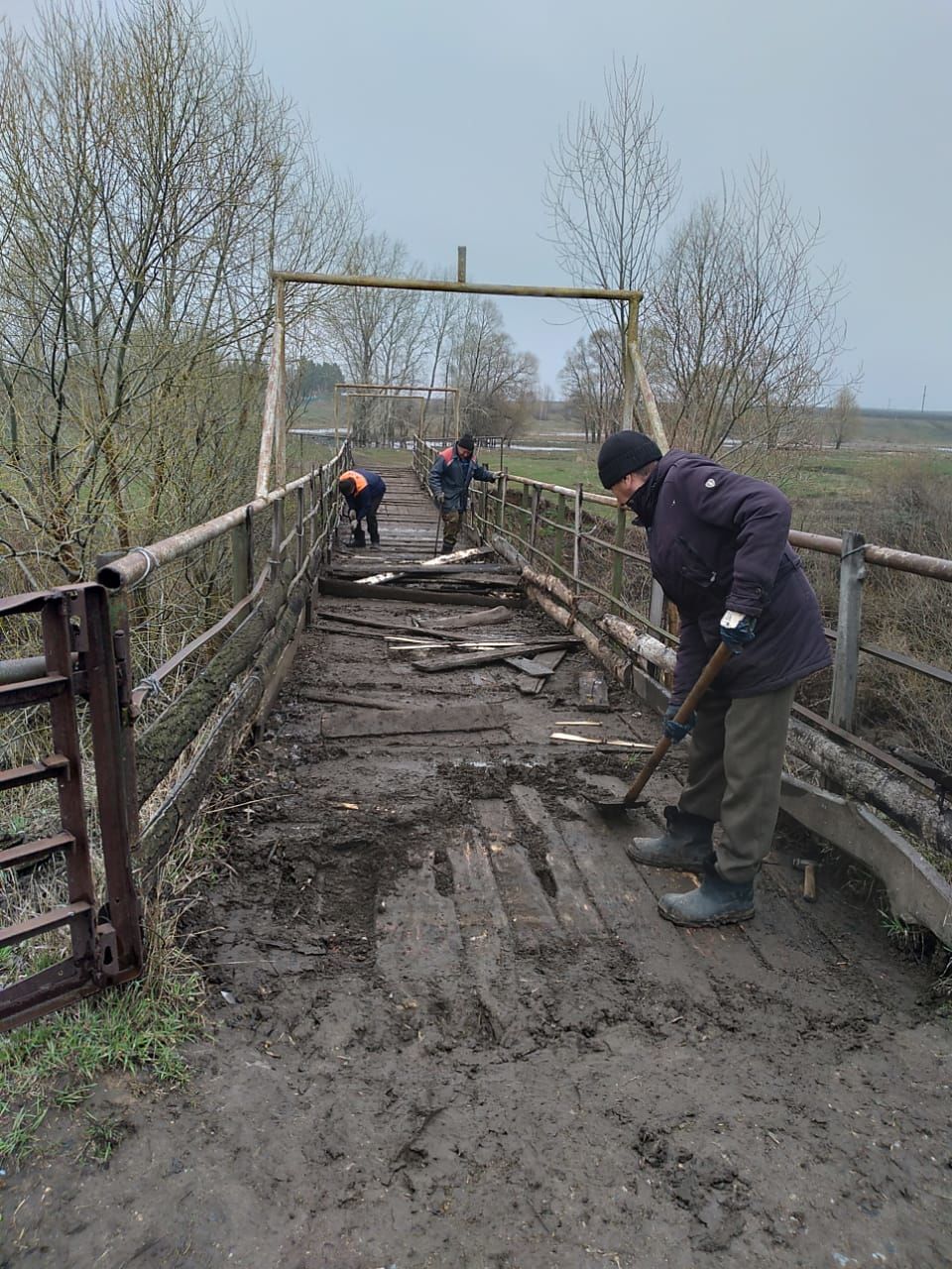 В Староальметьевском сельском поселении отремонтировали мостовой переход через реку  