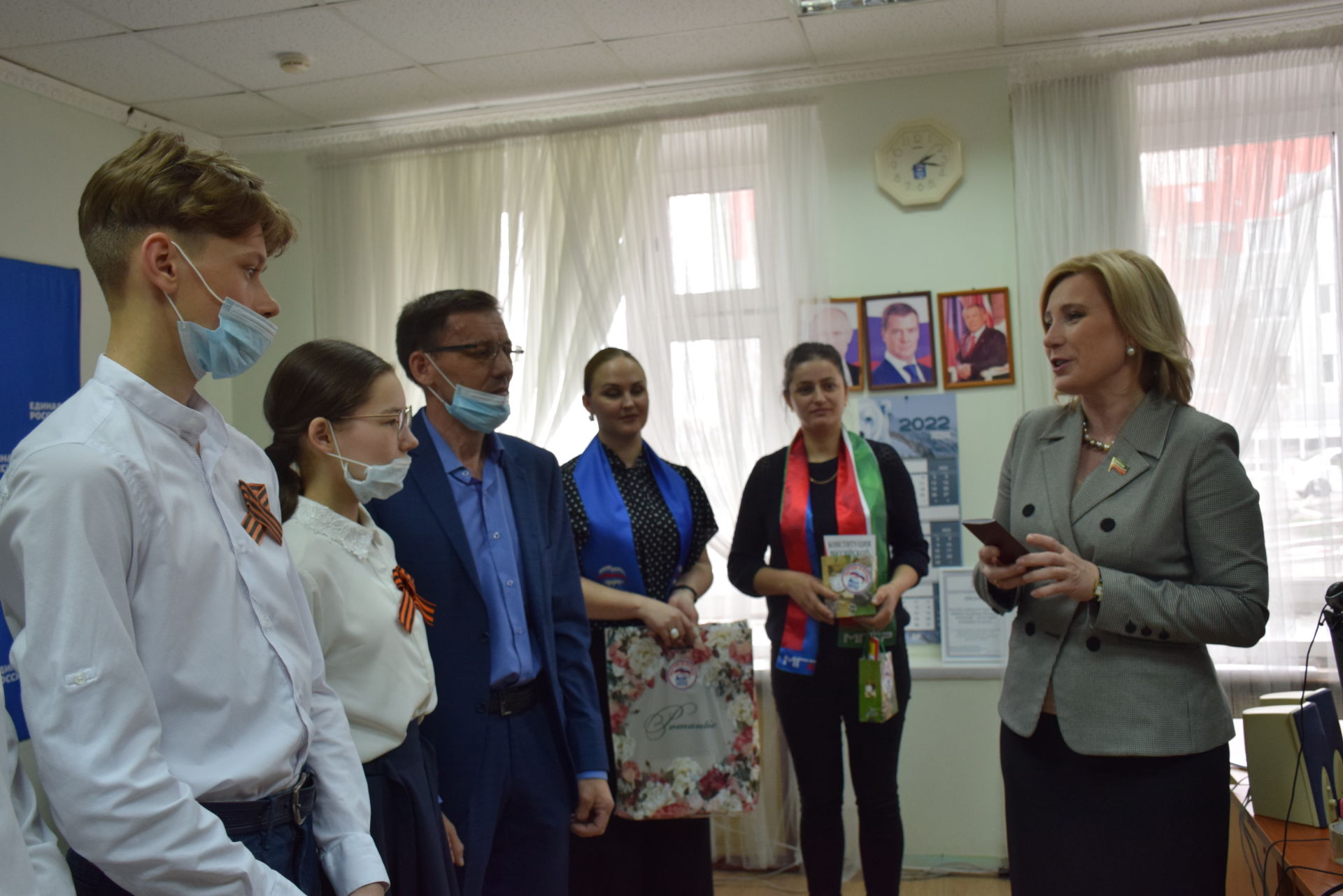 Депутат Госсовета республики Людмила Рыбакова вручила паспорта юным нурлатцам