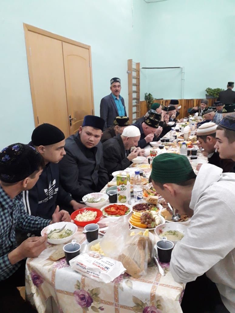В Нурлатском районе в первый день месяца Рамадан Ахтям и Раис Сулеймановы провели ифтар