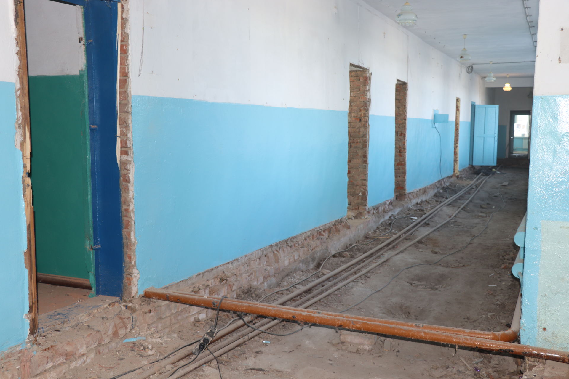 Глава Нурлатского района Алмаз Ахметшин ознакомился с ходом капитального ремонта Якушкинской школы