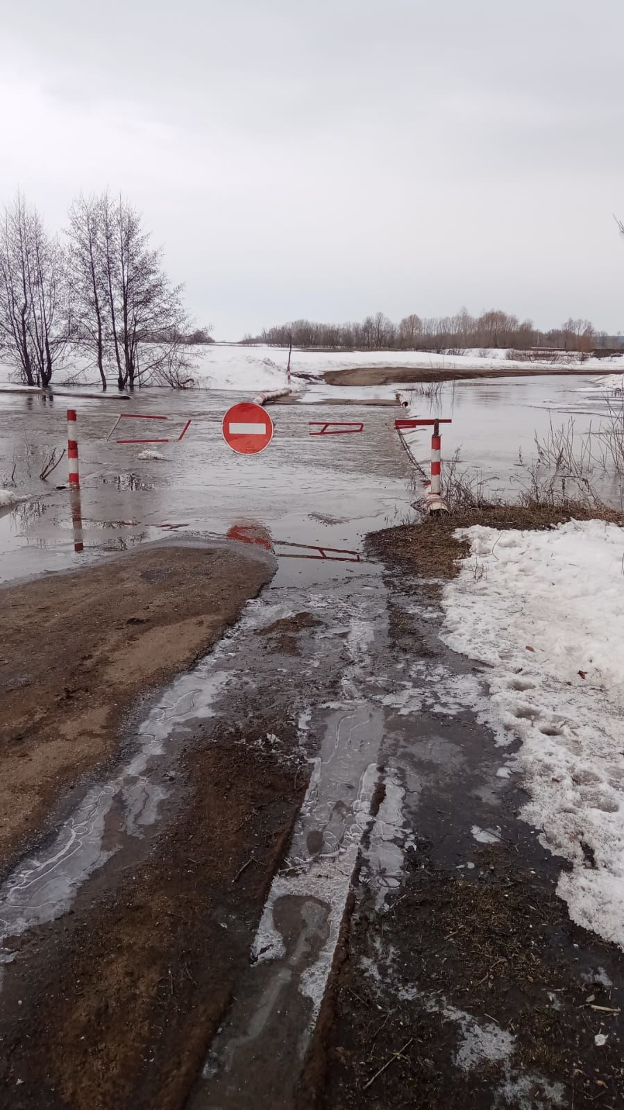 Из-за паводковых вод мост в деревне Урняк Нурлатского района оказался под водой