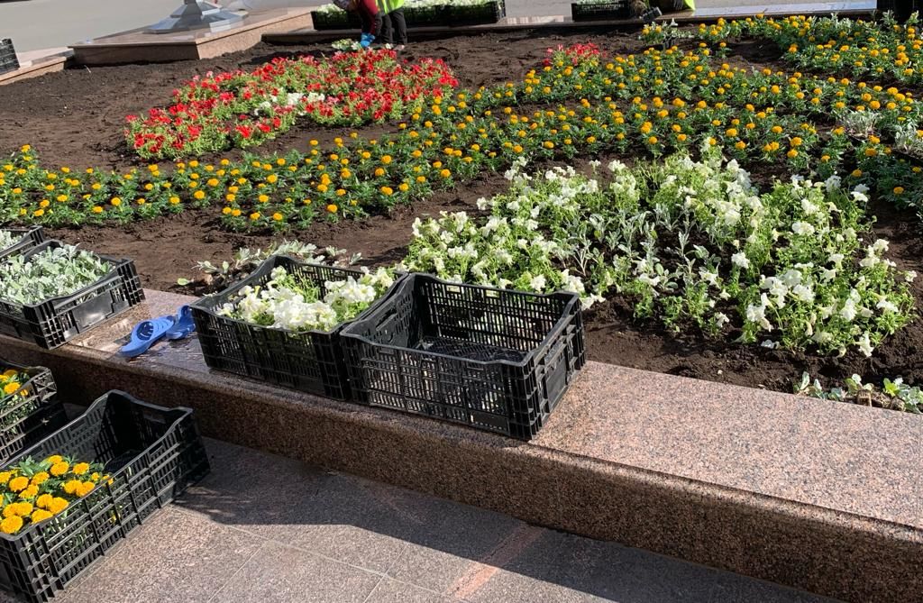 Нурлатцы разбили цветники у Дома Правительства в Казани