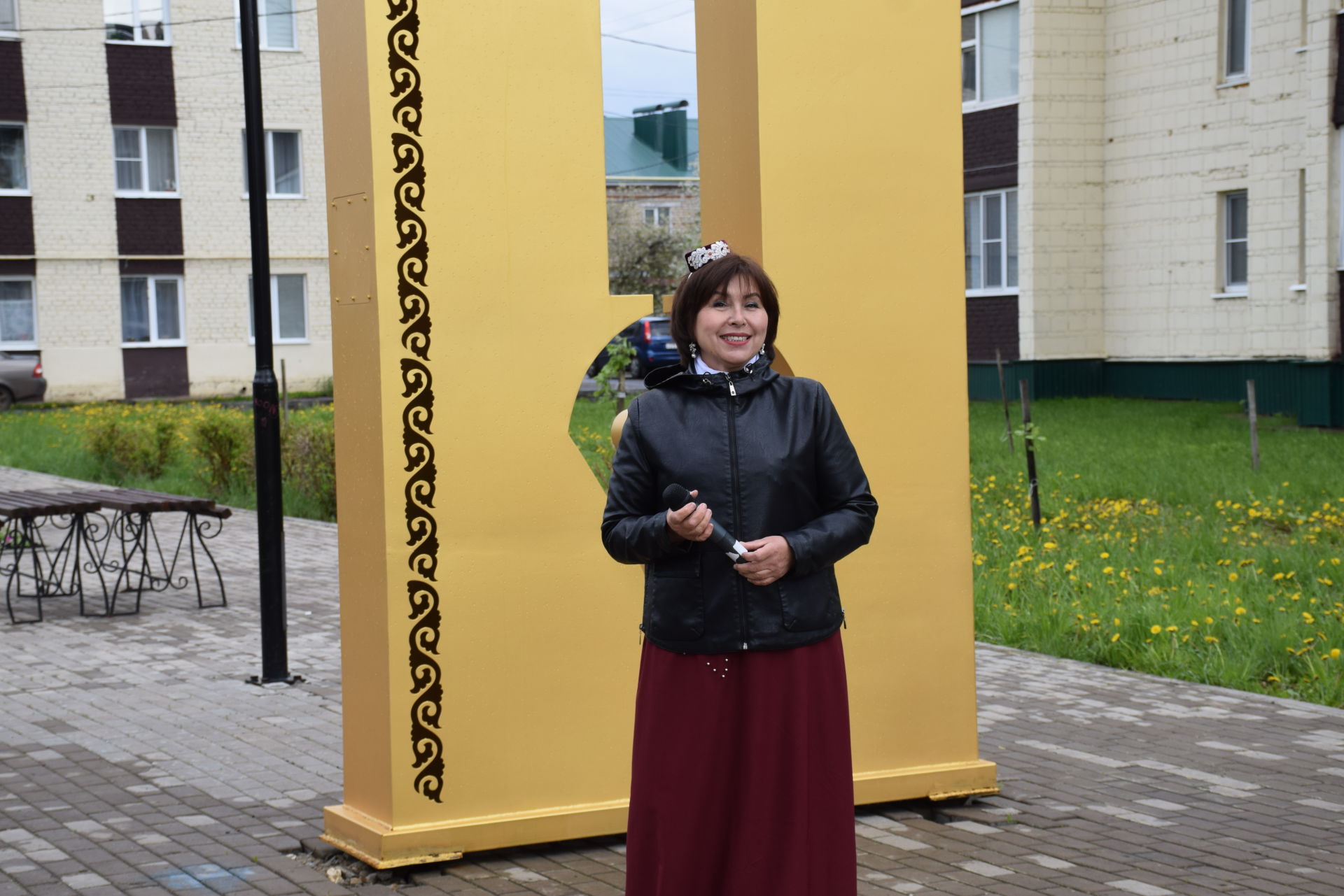 Нурлатские газетчики День печати Татарстана отметили вместе с подписчиками у памятника-стелы журналистам