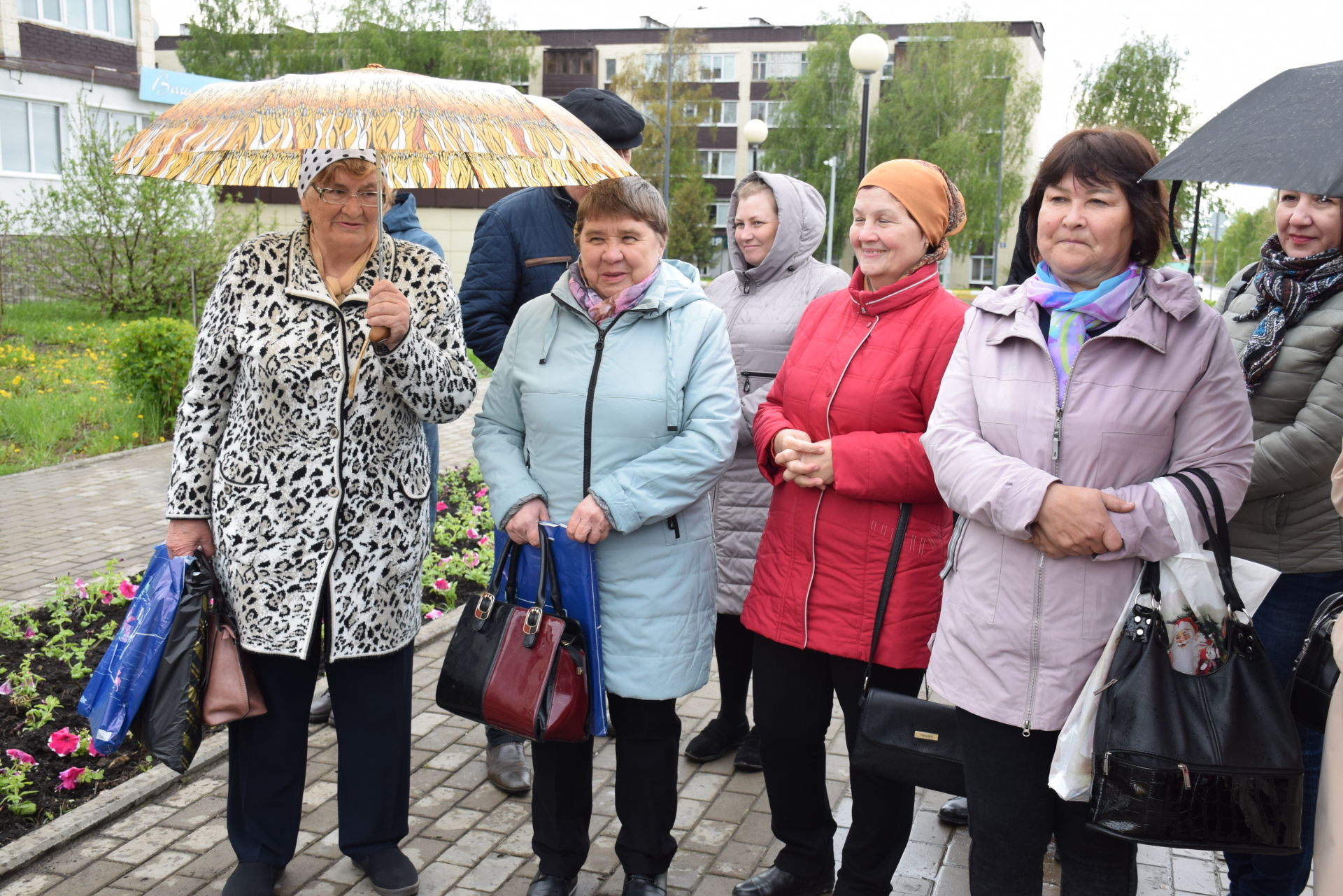 Нурлатские газетчики День печати Татарстана отметили вместе с подписчиками у памятника-стелы журналистам