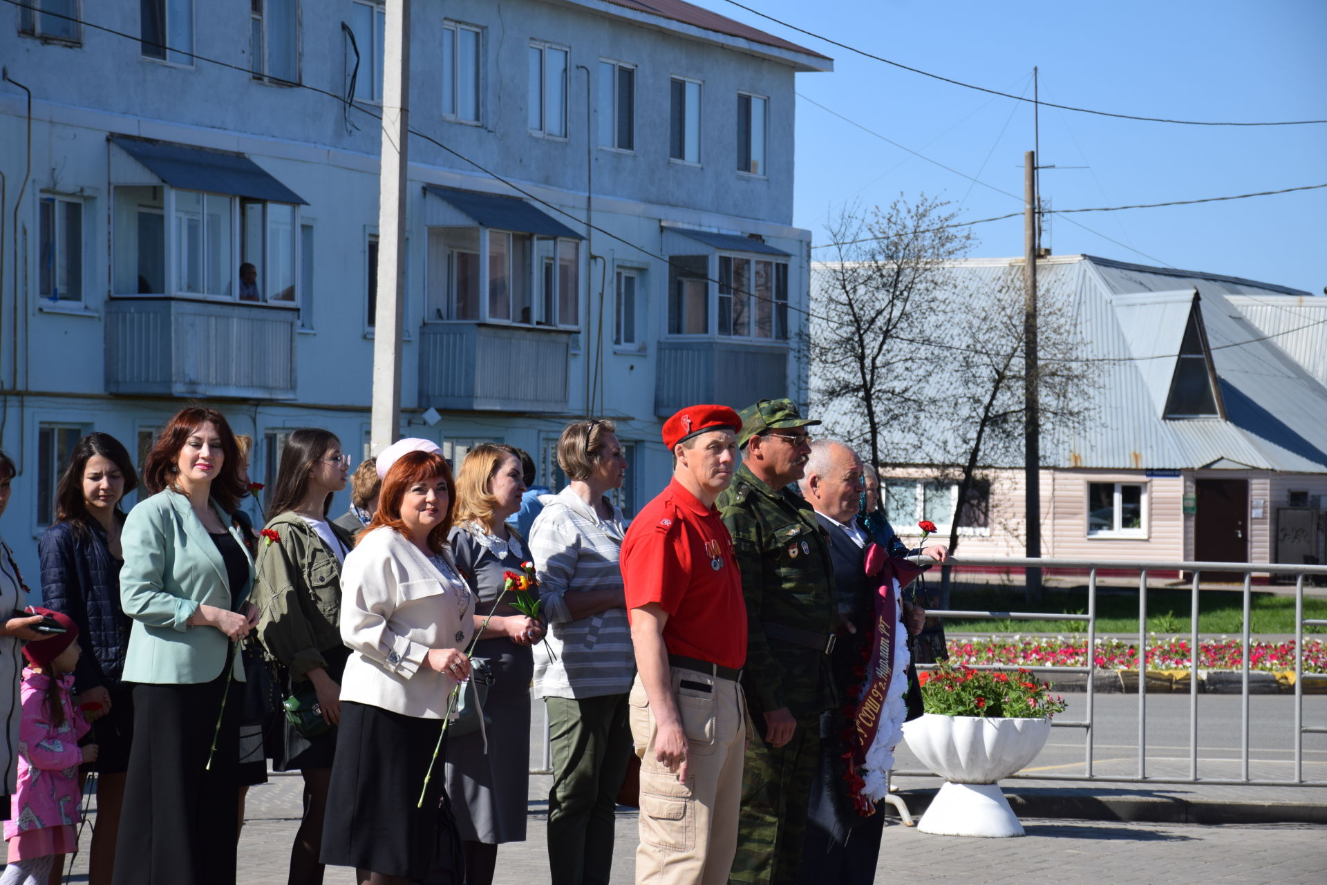 В Нурлате День Победы начался с возложения венков к памятнику воину-освободителю 