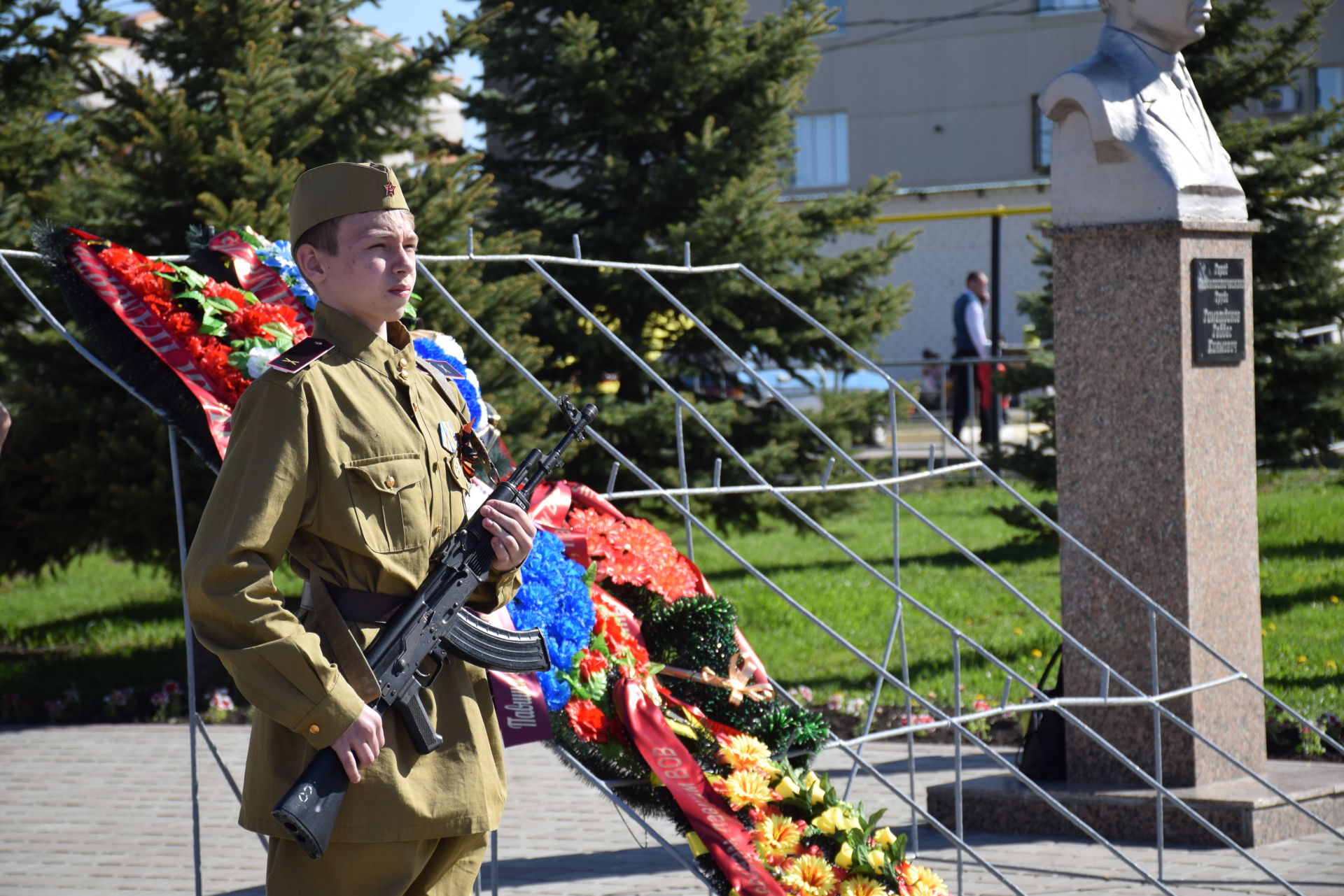 В Нурлате День Победы начался с возложения венков к памятнику воину-освободителю 